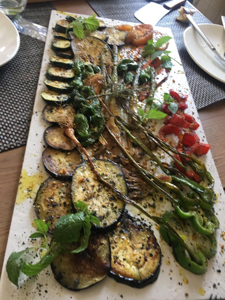 verduras a la plancha con berenjena, pimientos, espárragos y tomate