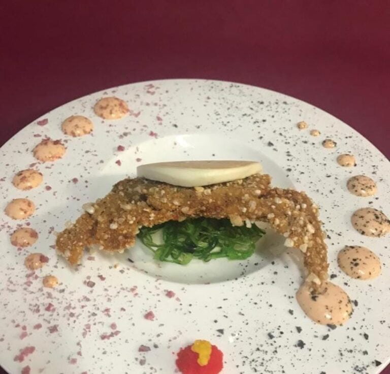 bao de gamba rebozada con kimchi y wakame