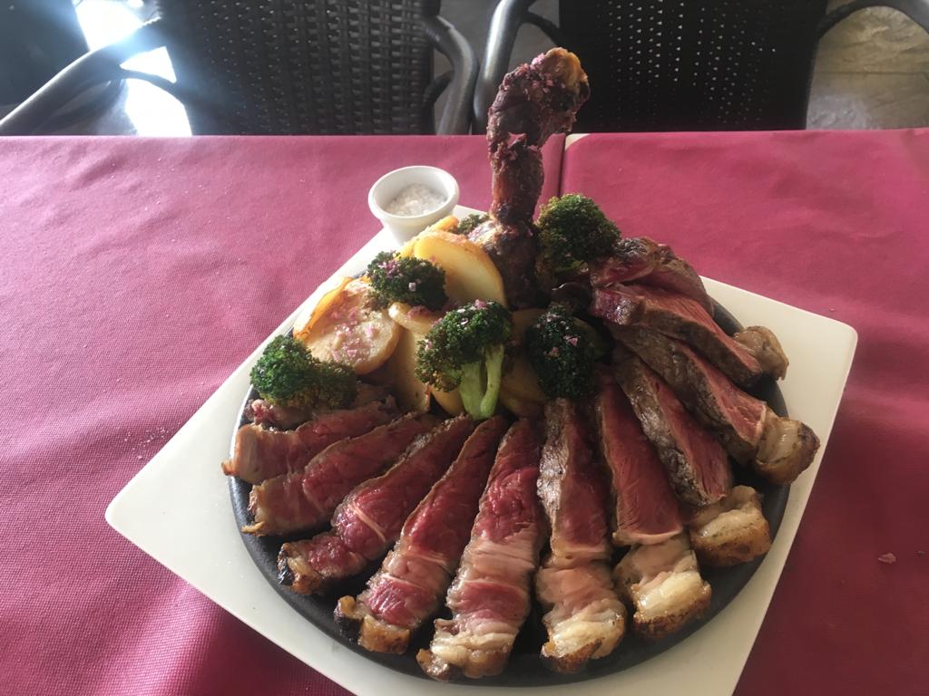plato de chuleton de vaca madurado a la brasa con patatas y brocoli
