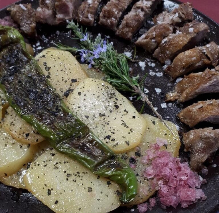 plato de carne a la brasa con pimientos y patatas