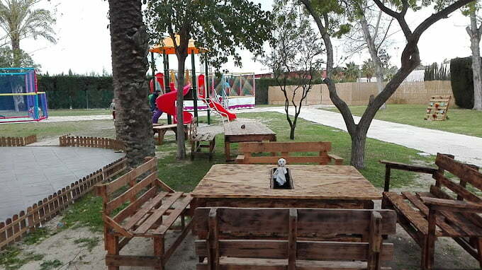 terraza con parque infantil de juegos en el exterior del restaurante el mirador ceuti