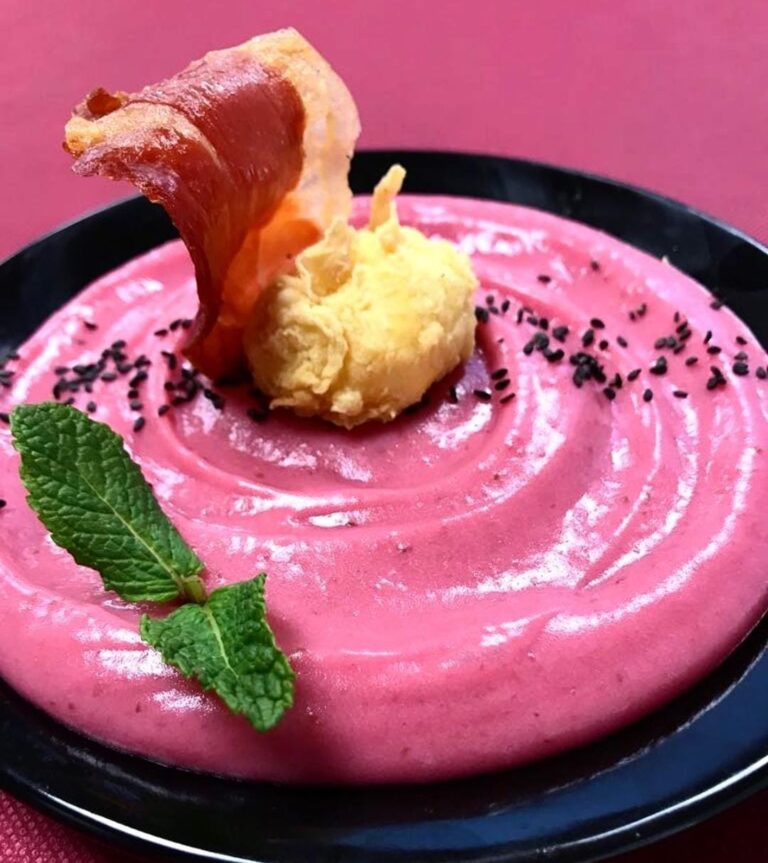 plato de hummus de remolacha